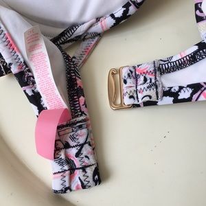 Victoria's Secret Swim - VS Printed Ruffle Halter Tie Bikini Top Victoria's Secret Swim - VS Printed Ruffle Halter Tie Bikini Top